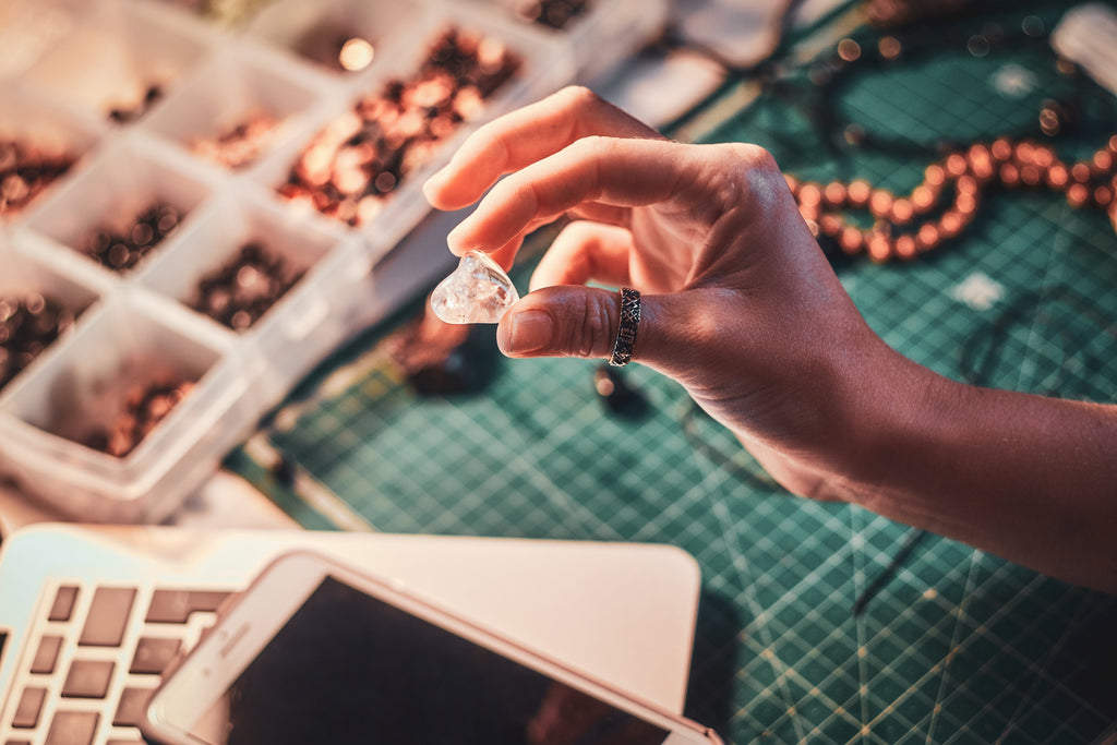 Warum selbst gemachter Schmuck wieder im Trend liegt