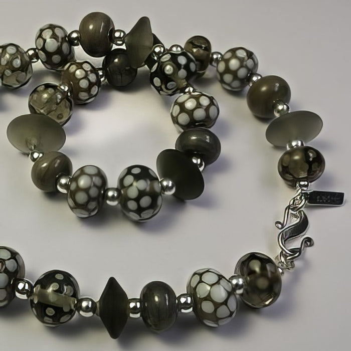 Kette Muranoglas grau Punkte weiss Silber – Bild 3