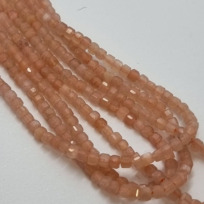 Sunstone facettierte Würfeli 2x2mm 1 Strang
