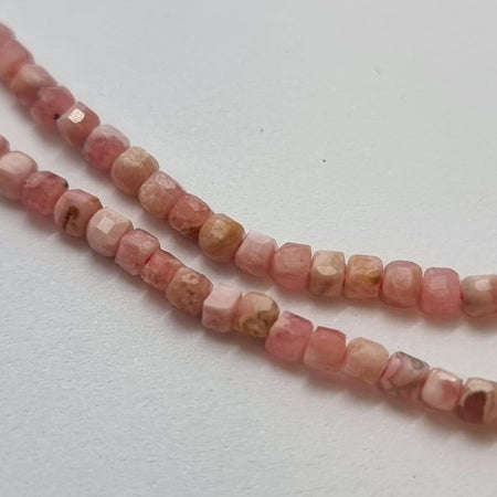 Rhodochosite facettierte Würfeli 2x2mm 1 Strang