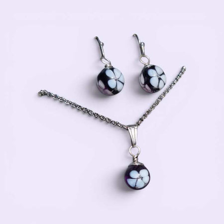 Set violett mit weissen Blümchen Muranoglas Perle
