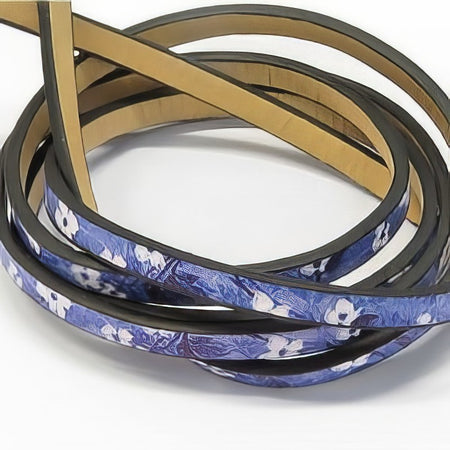 Lederimitat mit blau/lila Blumendruck 90cm