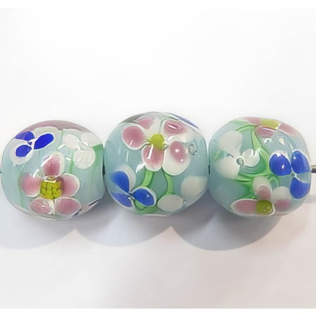 Glasperle Blümli hellblau mit blau weiss rosa  ca. 14mm  1 Stück