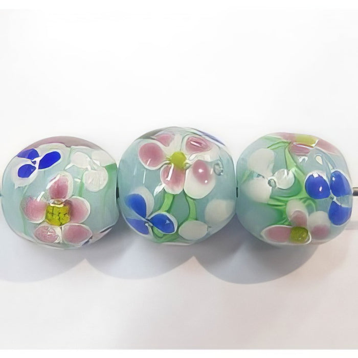 Glasperle Blümli hellblau mit blau weiss rosa  ca. 14mm  1 Stück