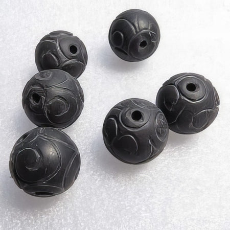Henan Jade schwarz graviert 16mm 1 Stk